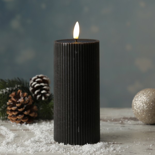 LED Kerze LIV - gerillt - Echtwachs - warmweiße 3D Flamme - H: 18cm - D: 7cm - Timer - schwarz